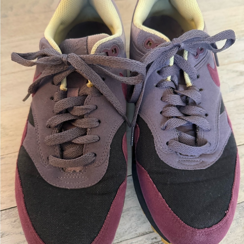 Vintage Nike Air Max (Women’s 10, Men’s 8)